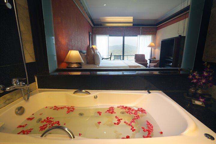 Room 25 of 38