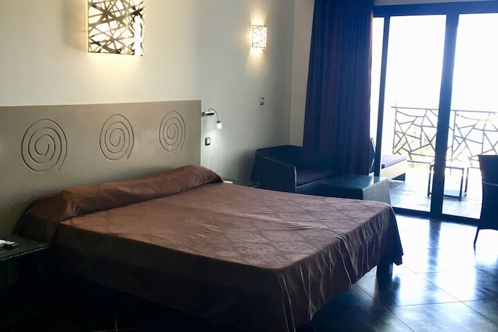 Room 3 of 90