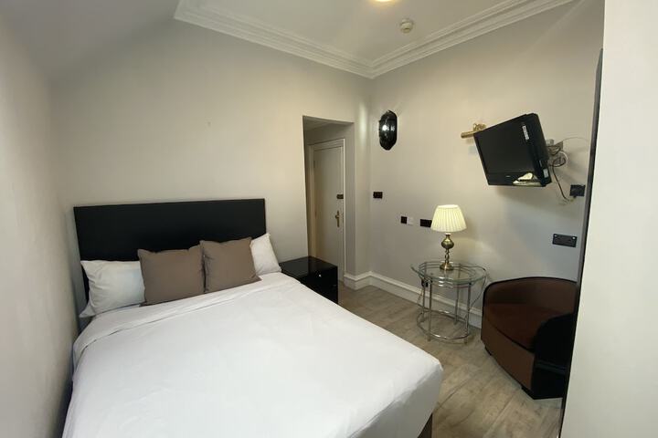 Room 13 of 86