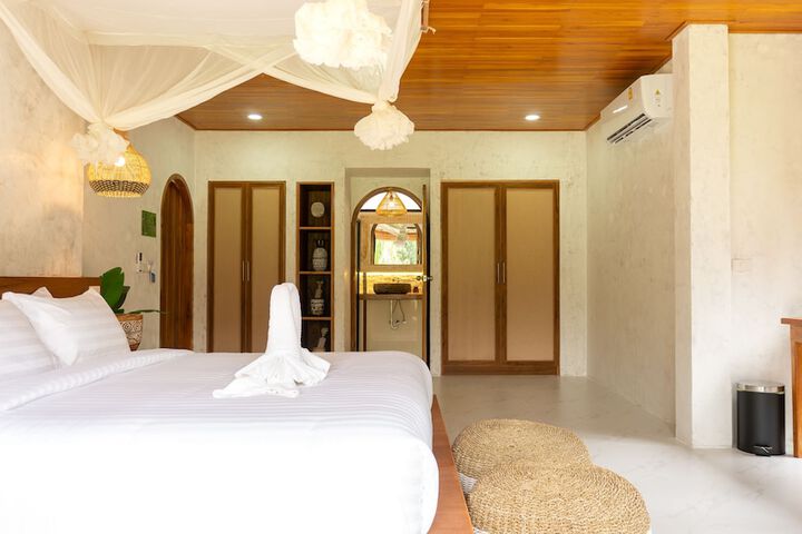 Room 12 of 140