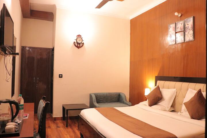 Room 10 of 13