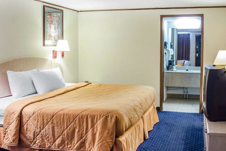 1 King Bed (6 of 7)
