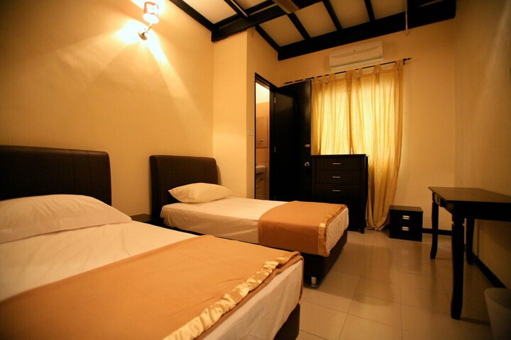 Room 5 of 32