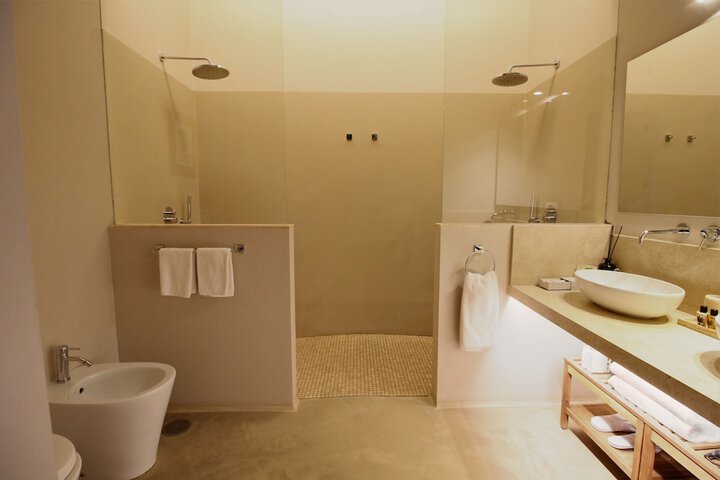 Room 33 of 46