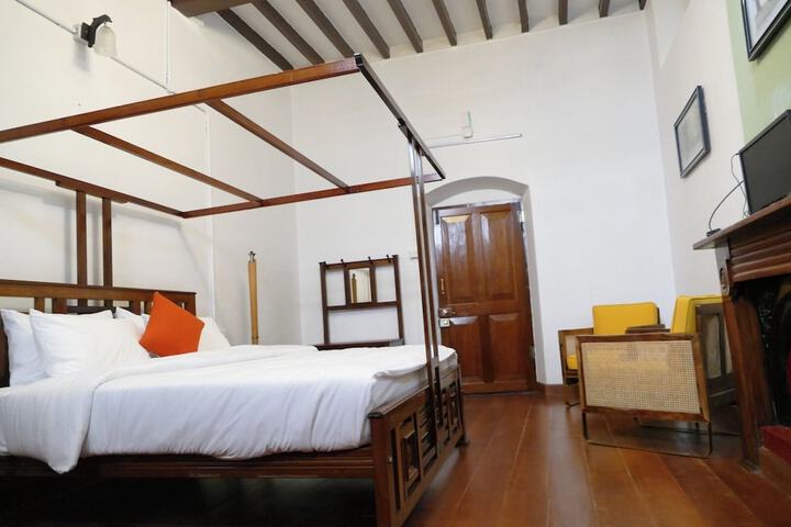 Room 10 of 24