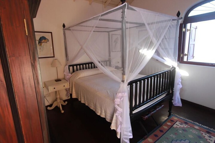 Room 9 of 27