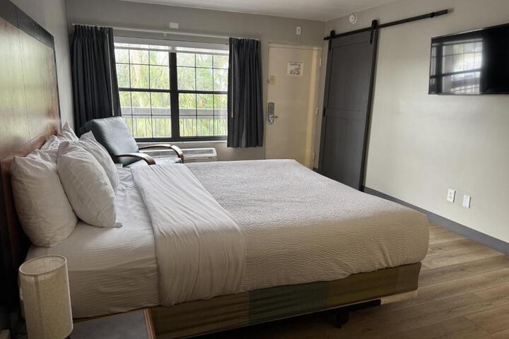 1 King Bed Deluxe Room (18 of 19)