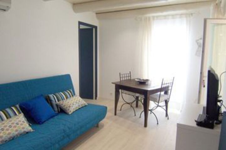 Room 8 of 9