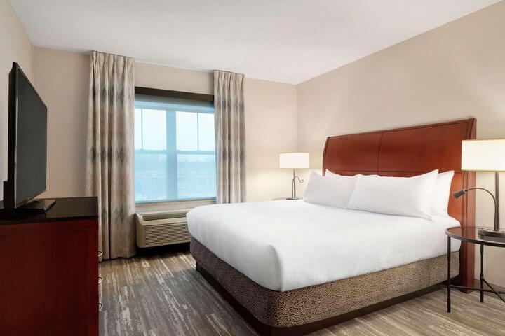 1 King Premium with in Room Drinks Snacks (1 of 31)