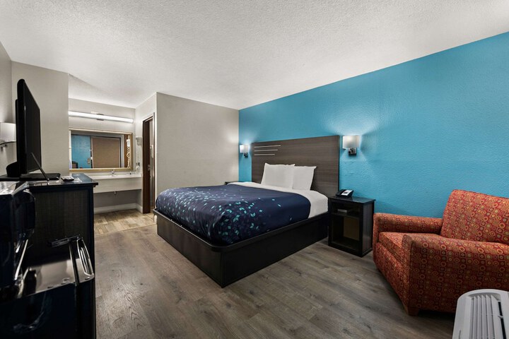 1 King Bed (2 of 7)