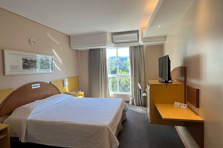 Room 2 of 33