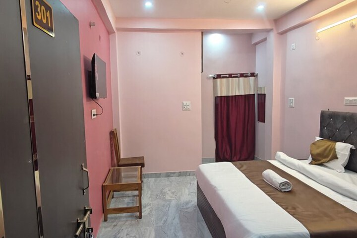 Room 4 of 9