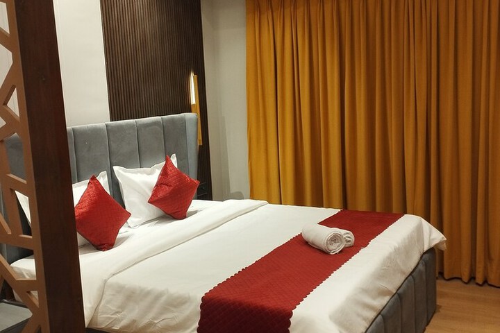 Room 5 of 16