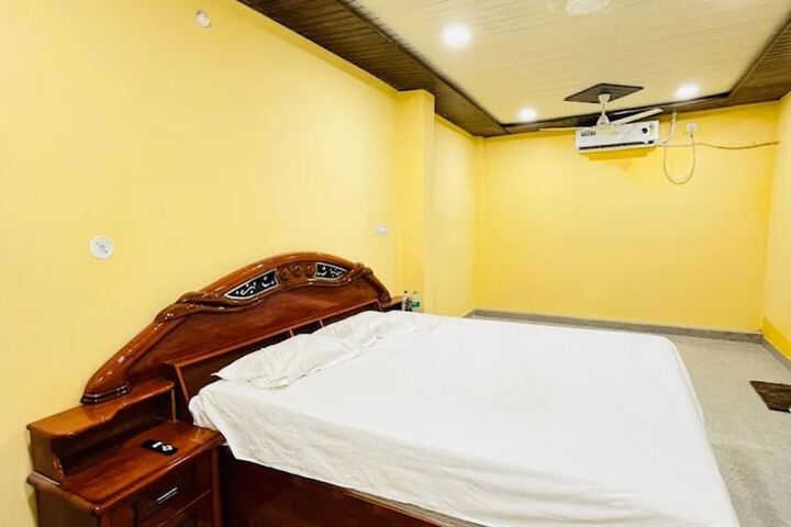 Room 8 of 12