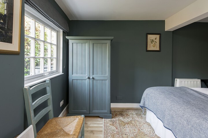 Room 4 of 38