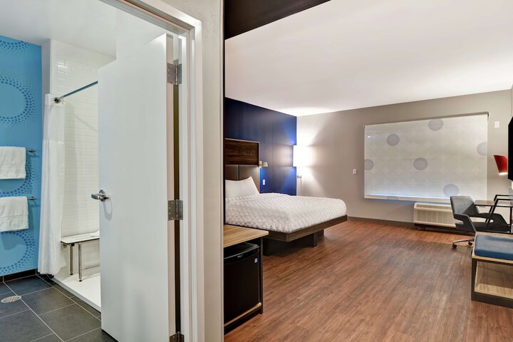 1 King Bed (5 of 12)
