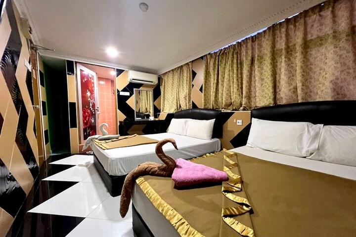 Room 13 of 18