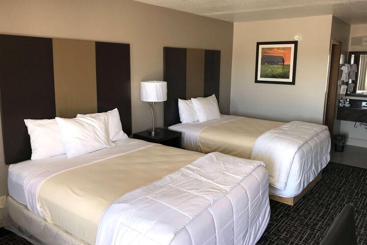 2 Queen Beds (2 of 15)
