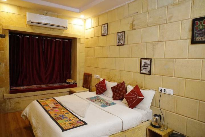 Room 8 of 16