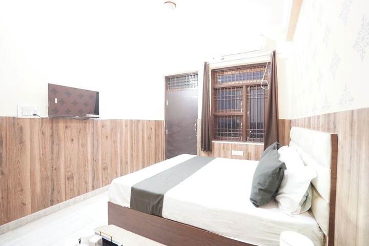 Room 6 of 10
