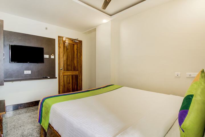 Room 13 of 37