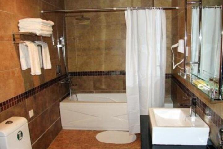 Room 4 of 40