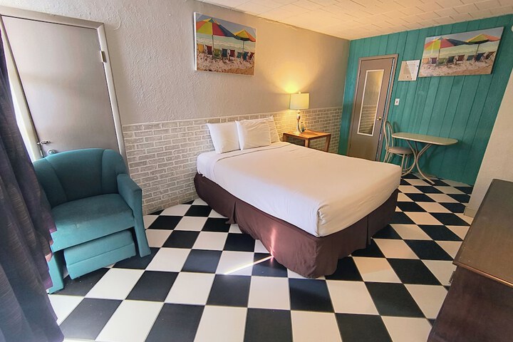 Classic Queen Bed (2 of 8)