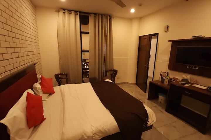 Room 9 of 28