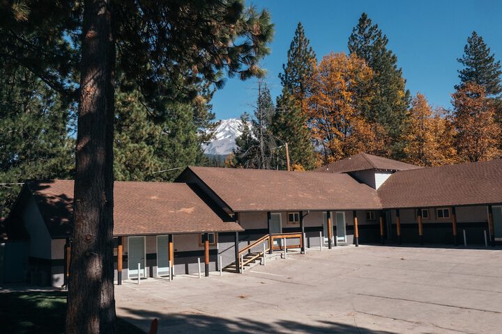 mt shasta hotels open