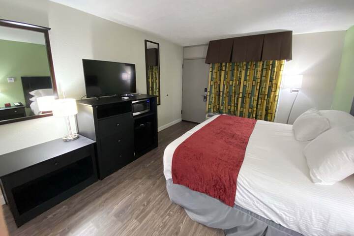 1 King Bed Work Desk Work Space Table and Chairs Microwave and Refrigerator, Coffee and Tea Maker Full Breakfast (19 of 40)