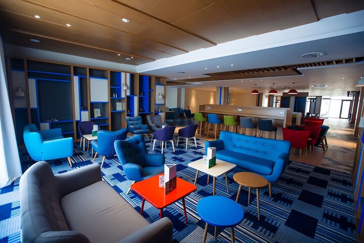 Lounge 66 of 84
