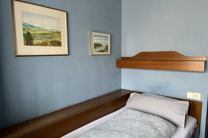 Room 4 of 8