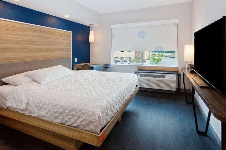 1 King Bed (12 of 18)