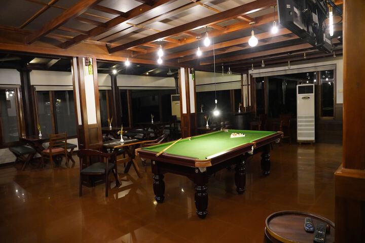 Lounge 104 of 144