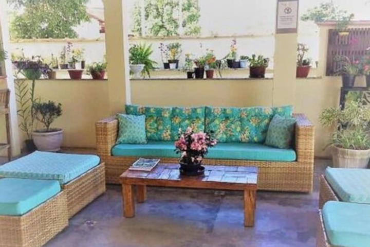 Lounge 42 of 61