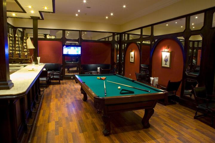 Lounge 23 of 41