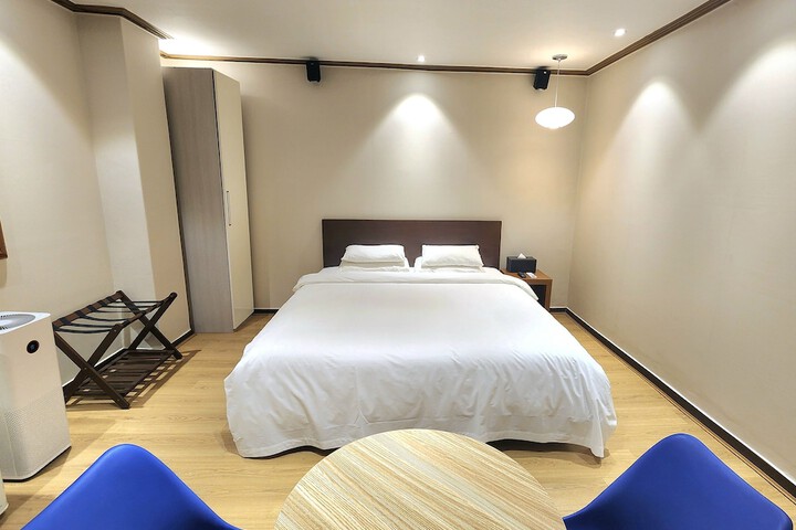 Room 4 of 10