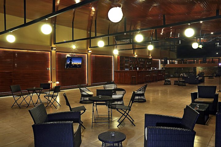 Lounge 23 of 37