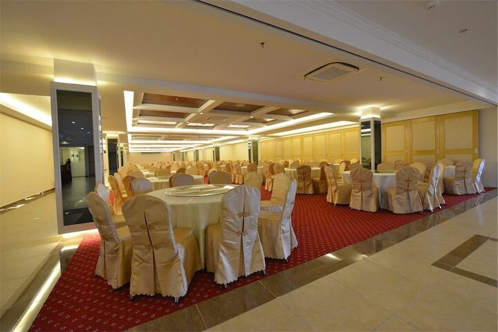 Ballroom/Hall 70 of 76