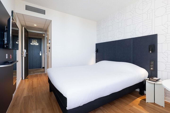 Room 14 of 102