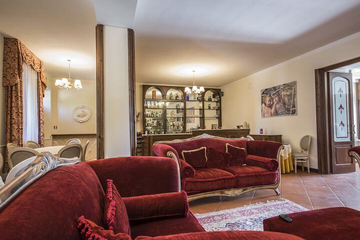 Lounge 175 of 185