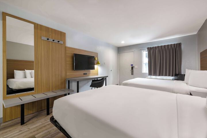 2 Queen Beds (5 of 13)