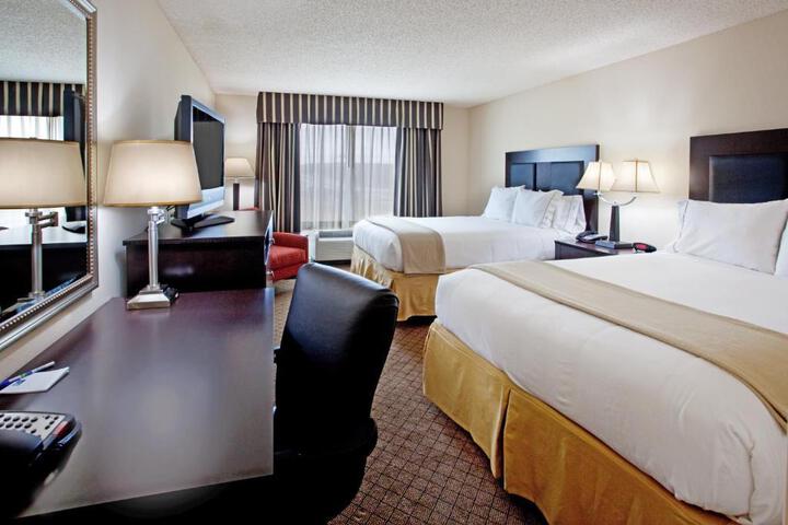2 Queen Beds (1 of 5)