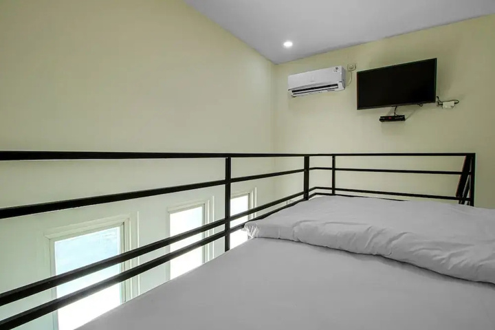 Room 4 of 16