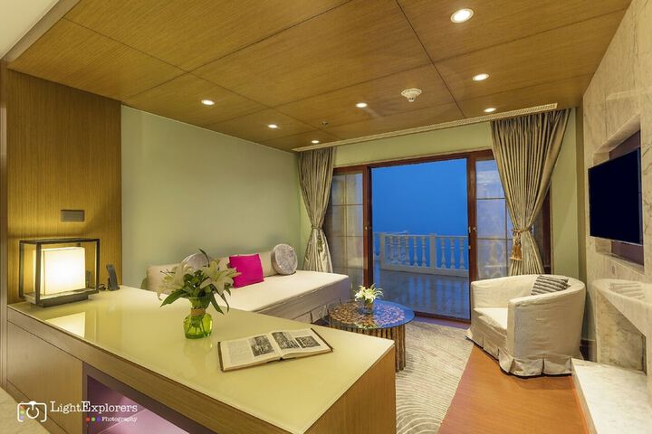 Room 4 of 68
