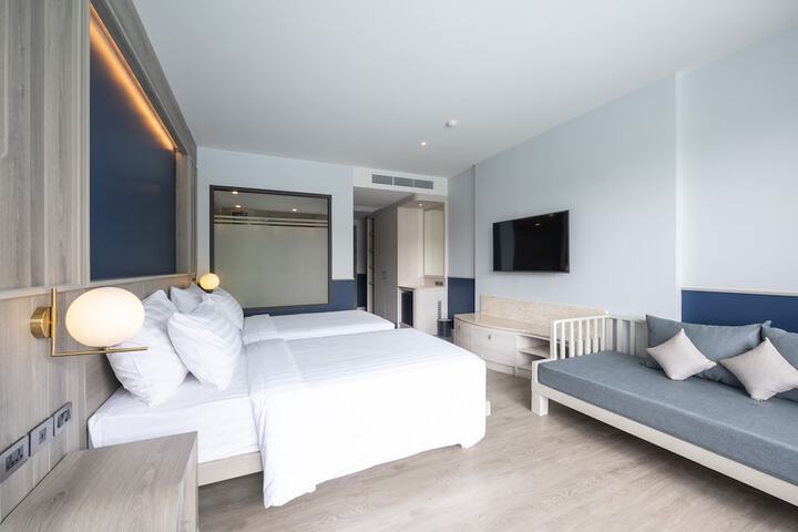 Room 8 of 80