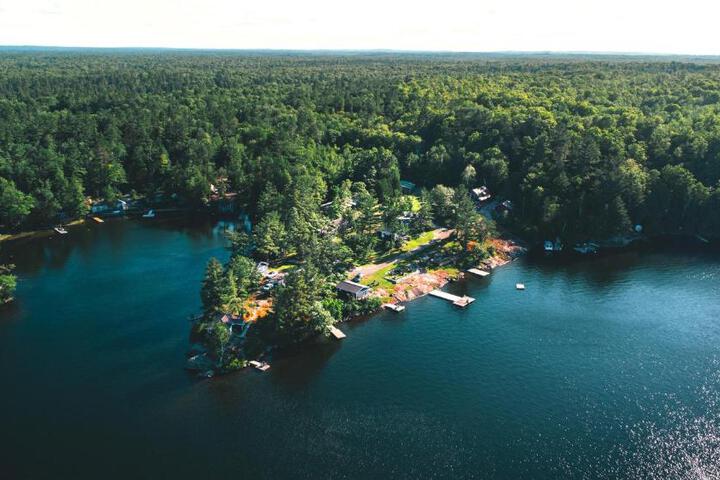 Exterior of The Trace at Oak Lake (19+)