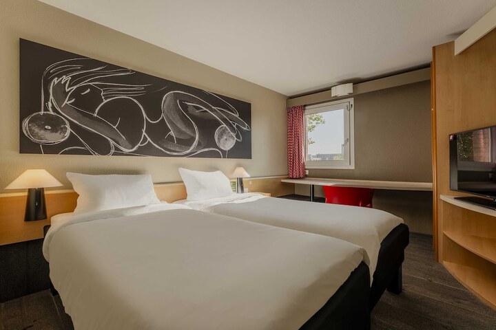 Room 13 of 31