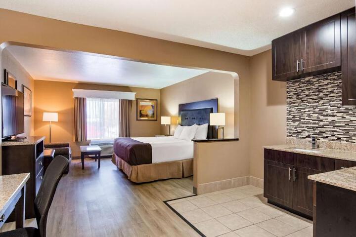 1 King Bed Sofa For Sitting Microwave and Refrigerator Oversized Room Desk Continental Breakfast (15 of 17)
