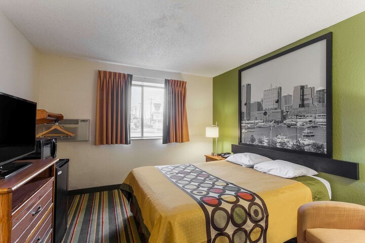 1 King Bed (4 of 7)